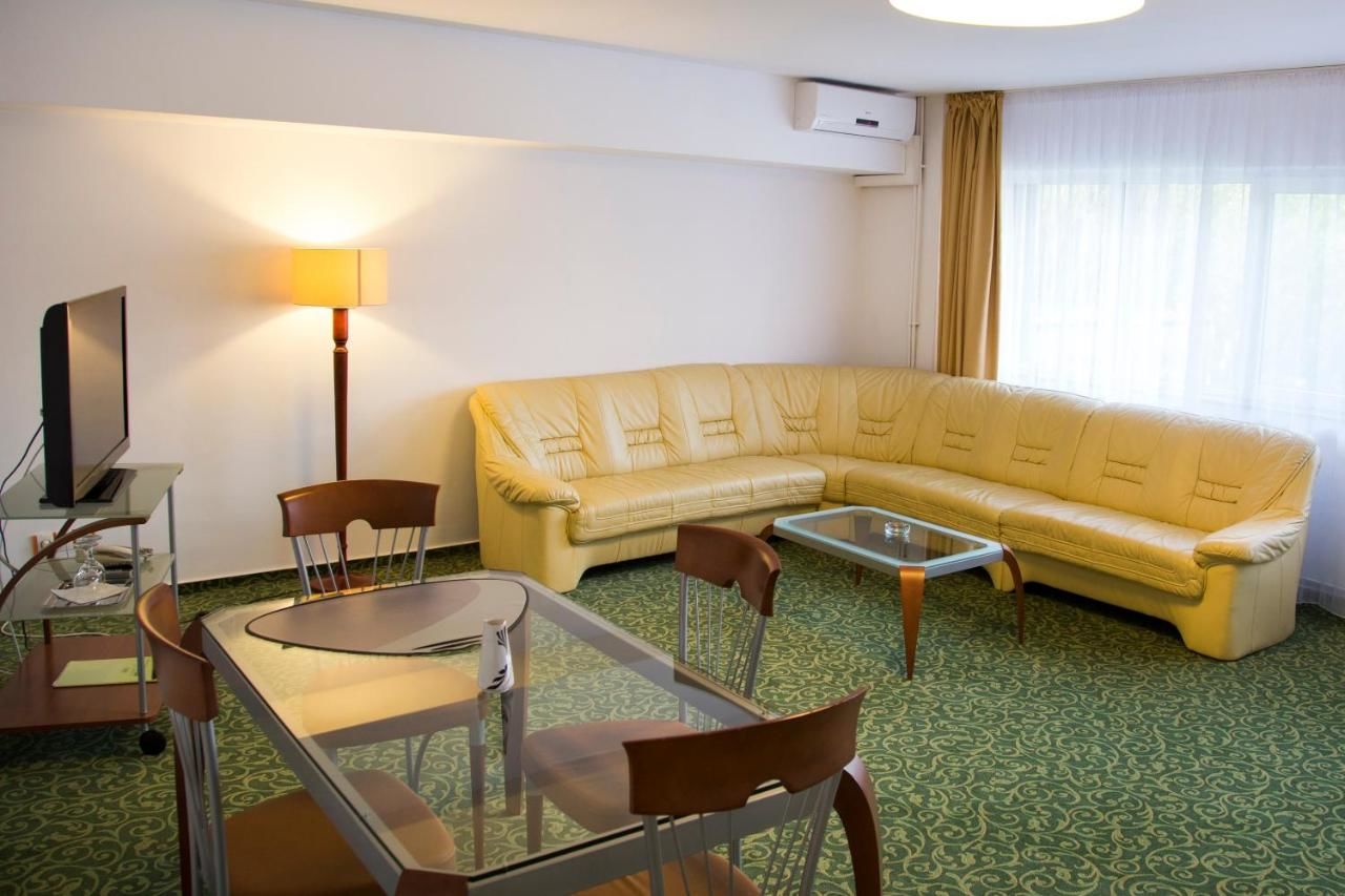 Отель Hotel Herastrau Бухарест-15